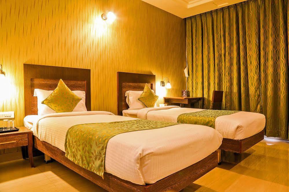 Hotel Tourist International Pune Esterno foto